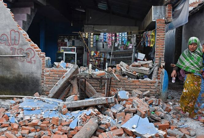 82 dead after 6.9-magnitude earthquake hits Indonesia's Lombok island